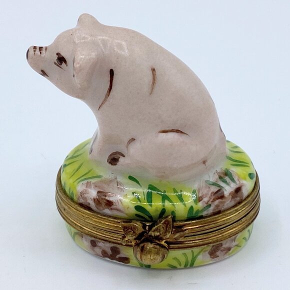 Limoges France Peint Main Little Piglet resting Peach clasp 1.75" x 1.75" PB035